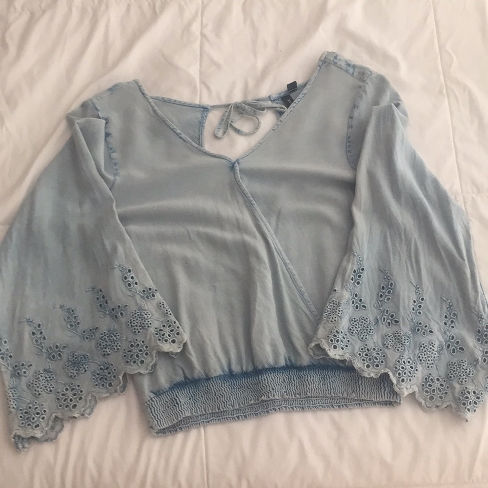 Long sleeve crop top w open back & eyelet details